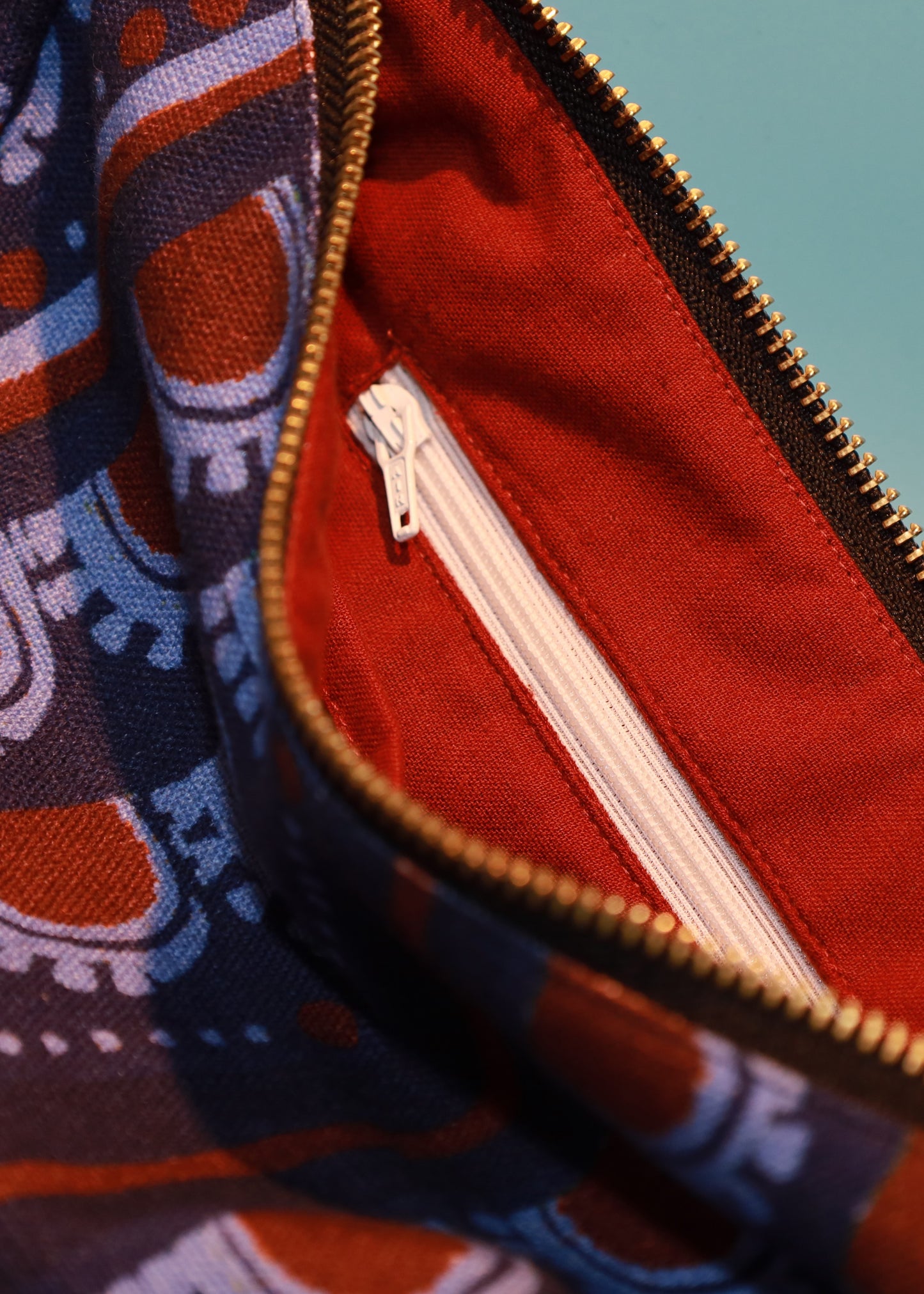 Cross Body Bag in Burgundy Bead