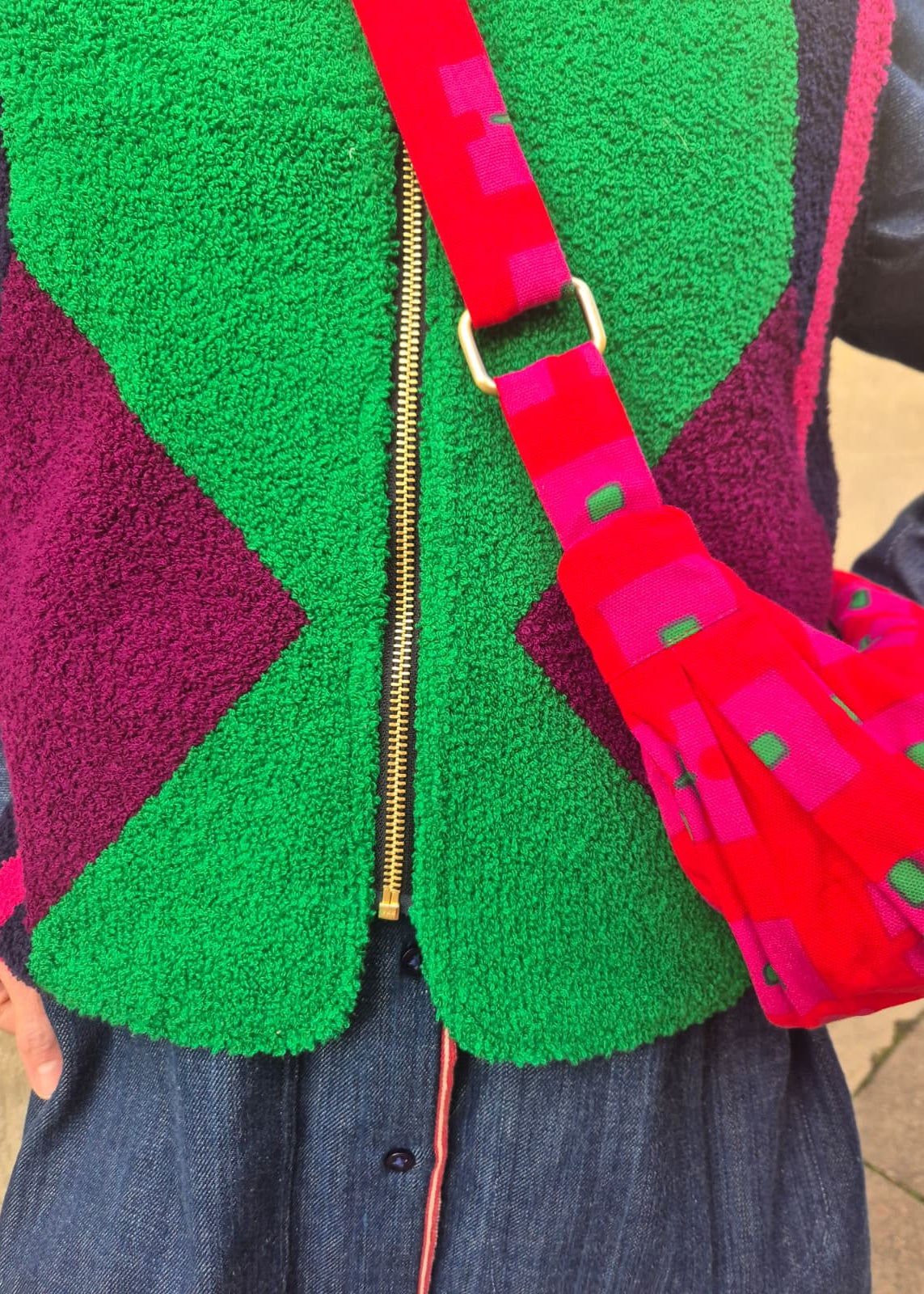 Cross Body Bag in Hot pink bric a brac